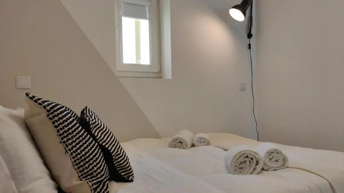 Chiado Modern Attic Duplex 2-Bedroom Apartment Lisboa